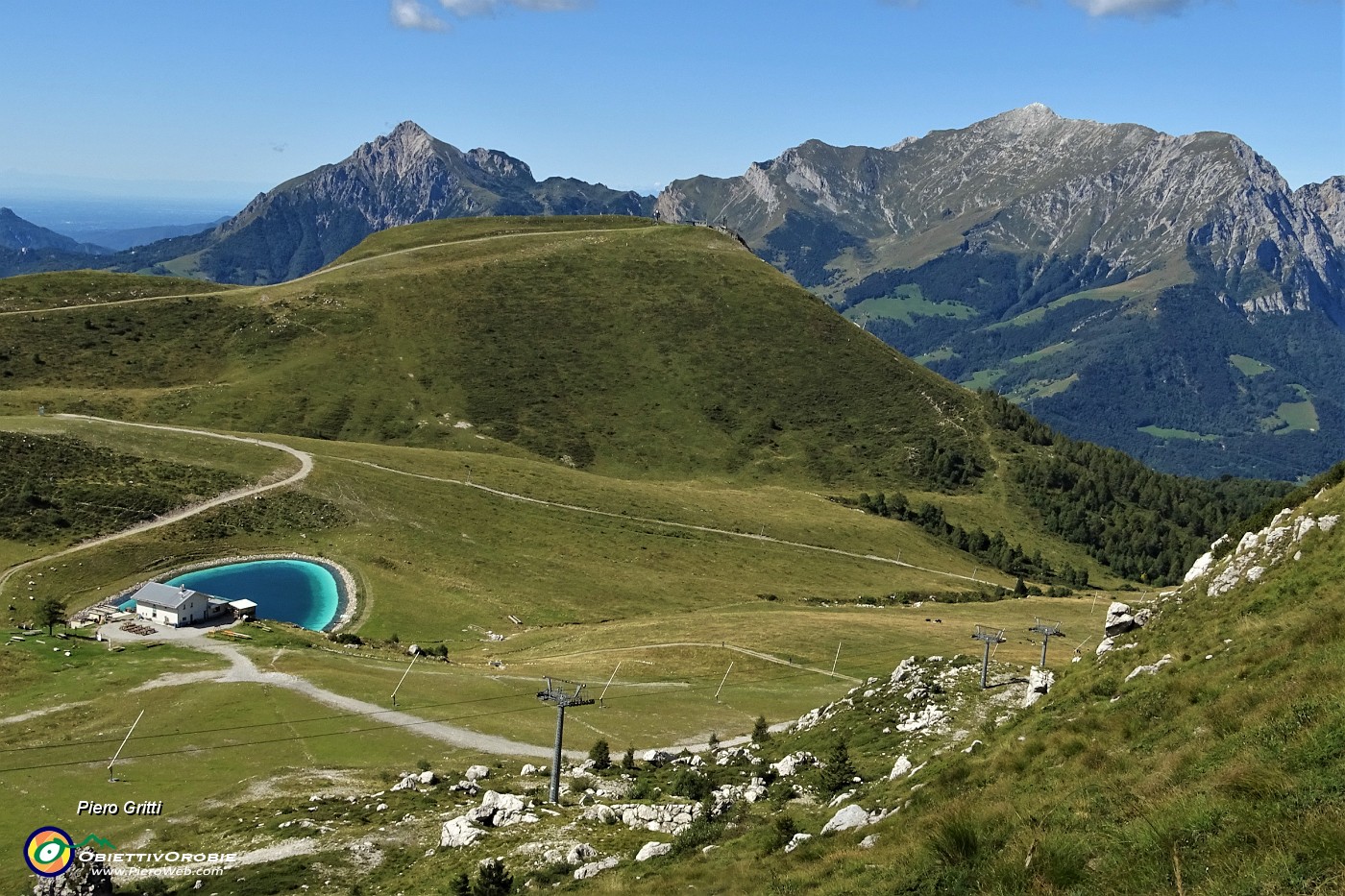 22 Vista sul Rif. Lecco, il Monte Orscellera e lontano le Grigne.JPG